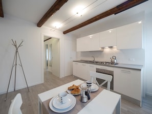 Apartment, 1 Bedroom , Ca del Sol | Eget kjøkken | Kjøleskap, mikrobølgeovn, ovn og kokeplater