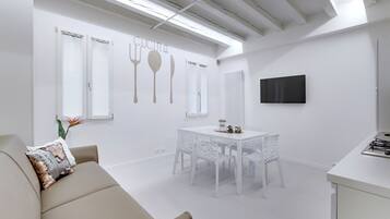 Apartment, 2 Bedrooms, Bellini Design | Opções para refeição no quarto