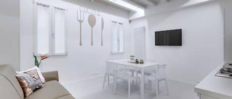 Apartment, 2 Bedrooms, Bellini Design | In-room dining