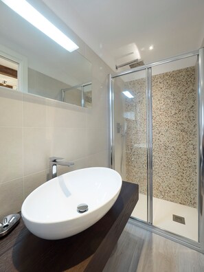 Apartment, 1 Bedroom , Ca del Sol | ห้องน้ำ | ฝักบัว, ไดร์เป่าผม, โถสุขภัณฑ์แบบบิเดท์, ผ้าเช็ดตัว