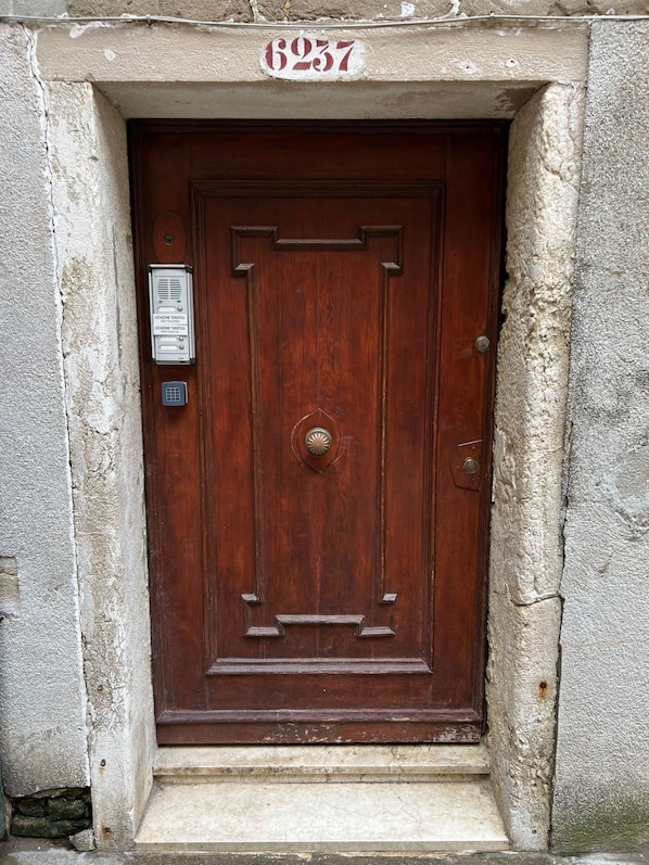 A wooden door with a number plate above it. - Bacchus Venice Residence by Wonderful Italy (Venice)
