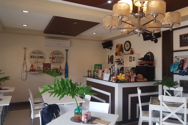 Petit déjeuner et déjeuner servis sur place, spécialités Cuisine locale