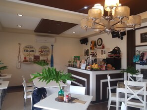 早餐，供應午餐和晚餐
