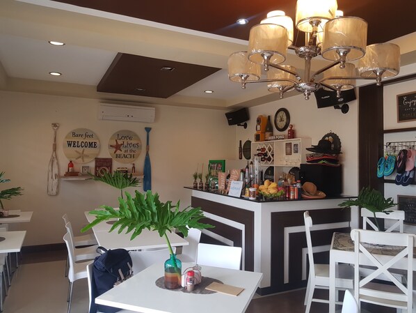 供應早餐、午餐和晚餐，當地料理