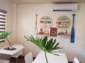 供應早餐、午餐和晚餐，當地料理