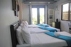 Triple Room | In-room safe, desk, bed sheets