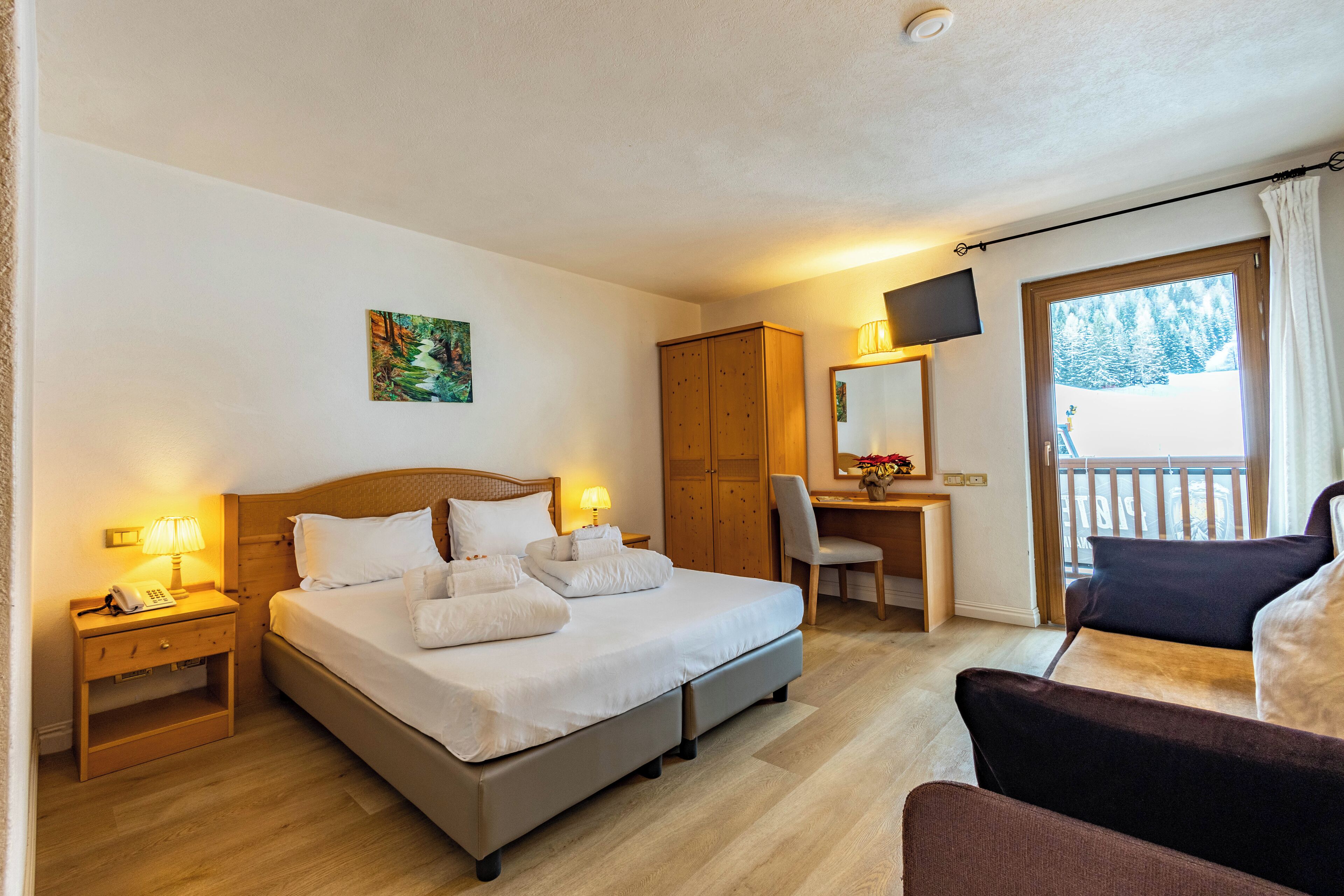 ห้องสแตนดาร์ดทริปเปิล | เครื่องนอนระดับพรีเมียม, ตู้นิรภัยในห้องพัก,  โต๊ะทำงาน, Wi-Fi ฟรี