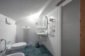 Habitación triple estándar | Baño | Regadera, regadera tipo lluvia, amenidades de baño gratuitas 