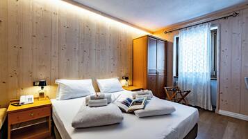 Firemannsrom – standard | Sengetøy av topp kvalitet, safe på rommet og skrivebord