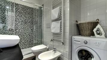 Apartamento, 2 habitaciones | Baño | Ducha, bidé y toallas