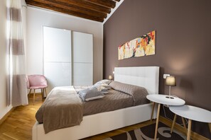 Appartement, 2 chambres | 2 chambres, fer et planche à repasser, accès au Wi-Fi (inclus)