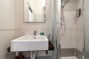 Apartment, 2 Bedrooms | Bathroom | Shower, hair dryer, bidet, towels - Ca Bianca (Venice)