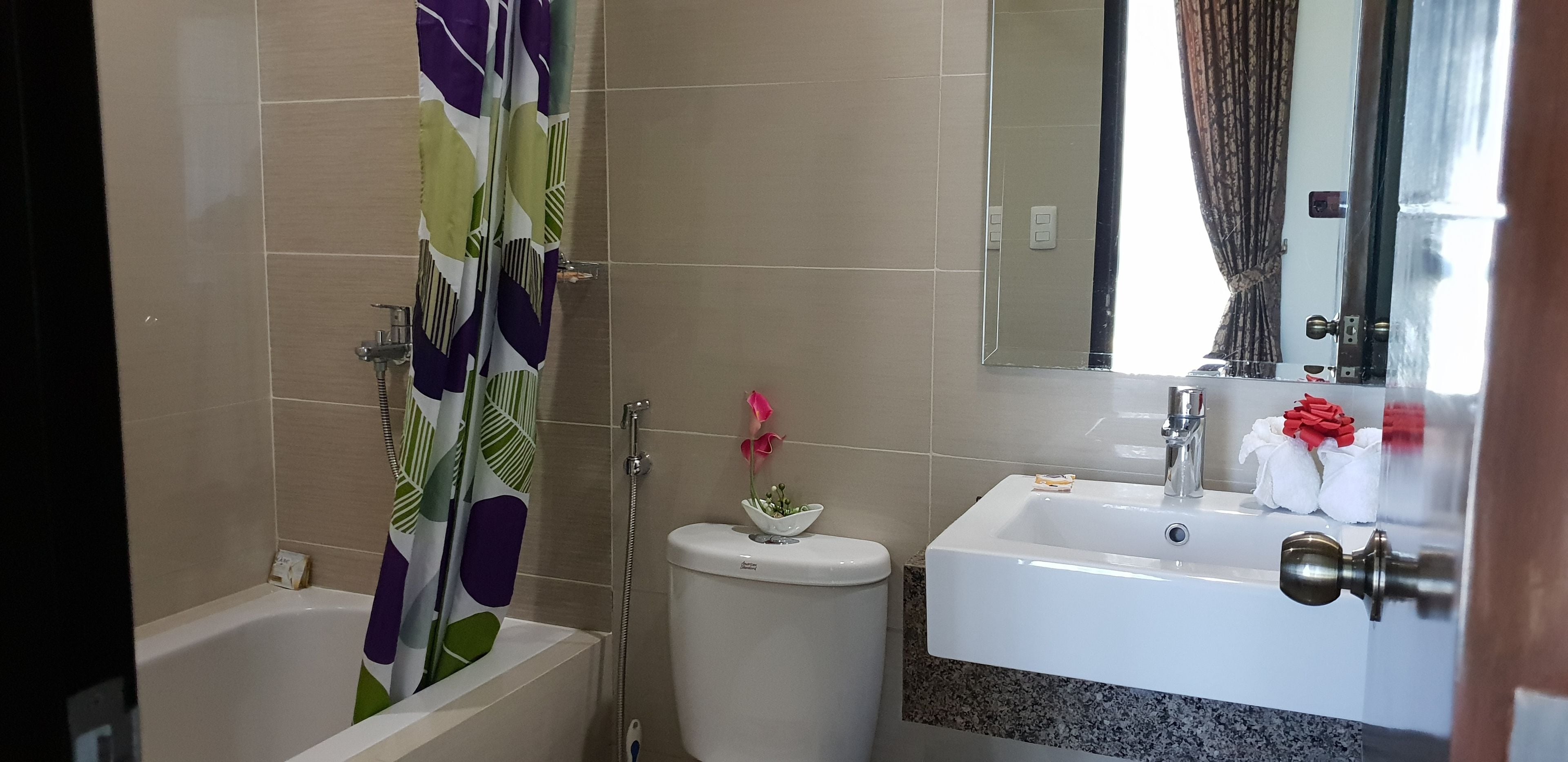 Ein Badezimmer mit Badewanne, Toilette und Waschbecken.