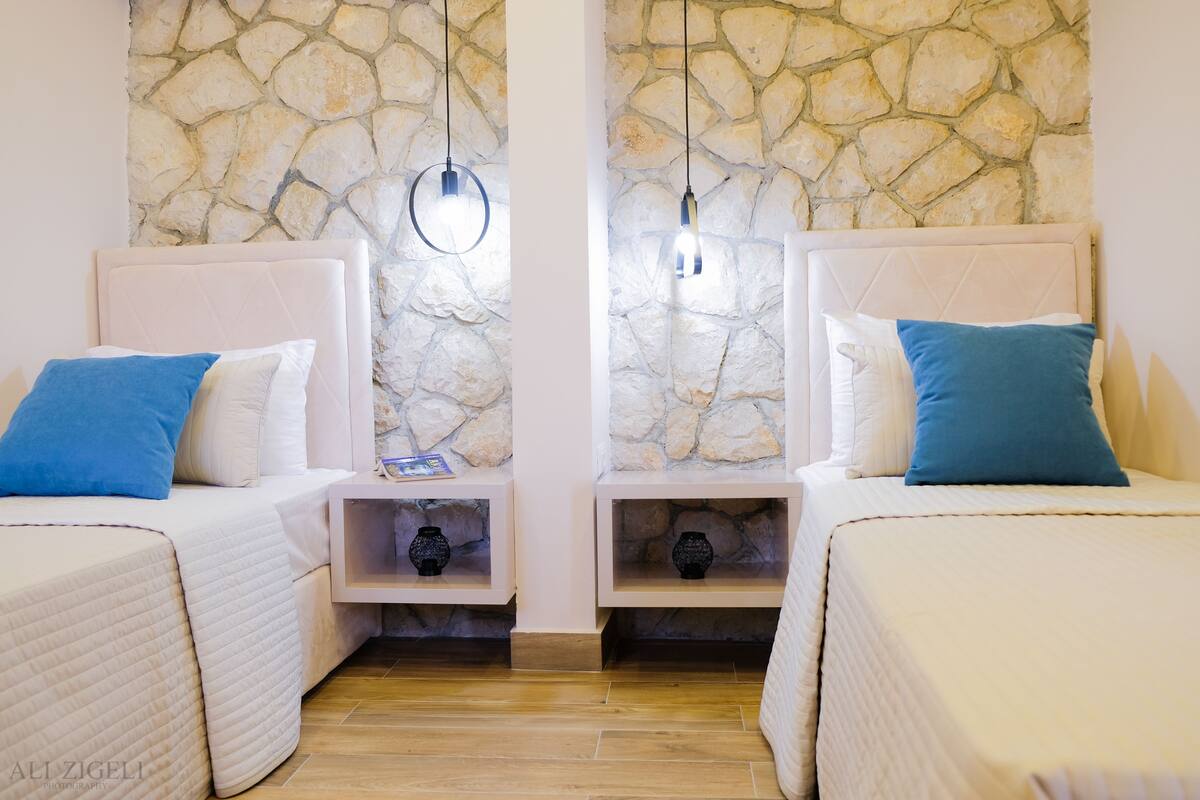 Apartamento superior, 2 habitaciones, terraza | Caja fuerte, cortinas opacas, sistema de insonorización