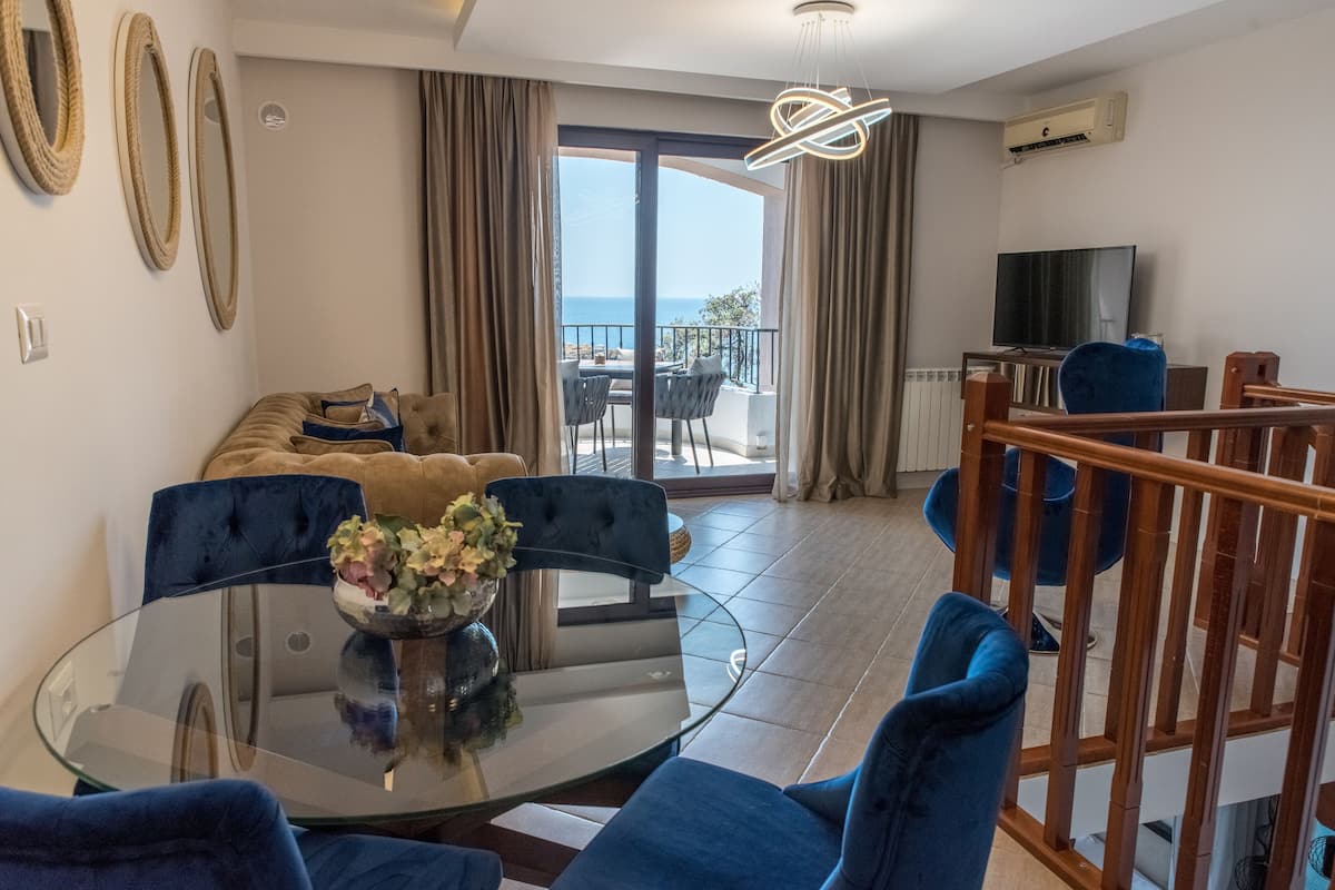 Apartment, Balcony (Duplex) | In-room safe, blackout curtains, soundproofing, iron/ironing board