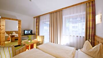 Quarto família, 2 quartos, sacada (Familienzimmer Festkogl) | Roupas de cama antialérgicas, edredons de pluma, cofres nos quartos