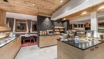 Café da manhã com buffet grátis todos os dias