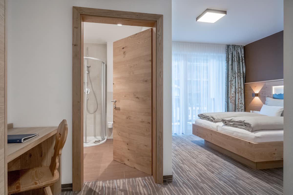 Chambre Confort double, balcon (Seenplatte) | Literie hypoallergénique, couette en duvet, coffre-fort, bureau