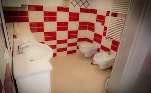 Tweepersoonskamer, en-suite badkamer | Badkamer | Een douche, gratis toiletartikelen, een haardroger, een bidet
