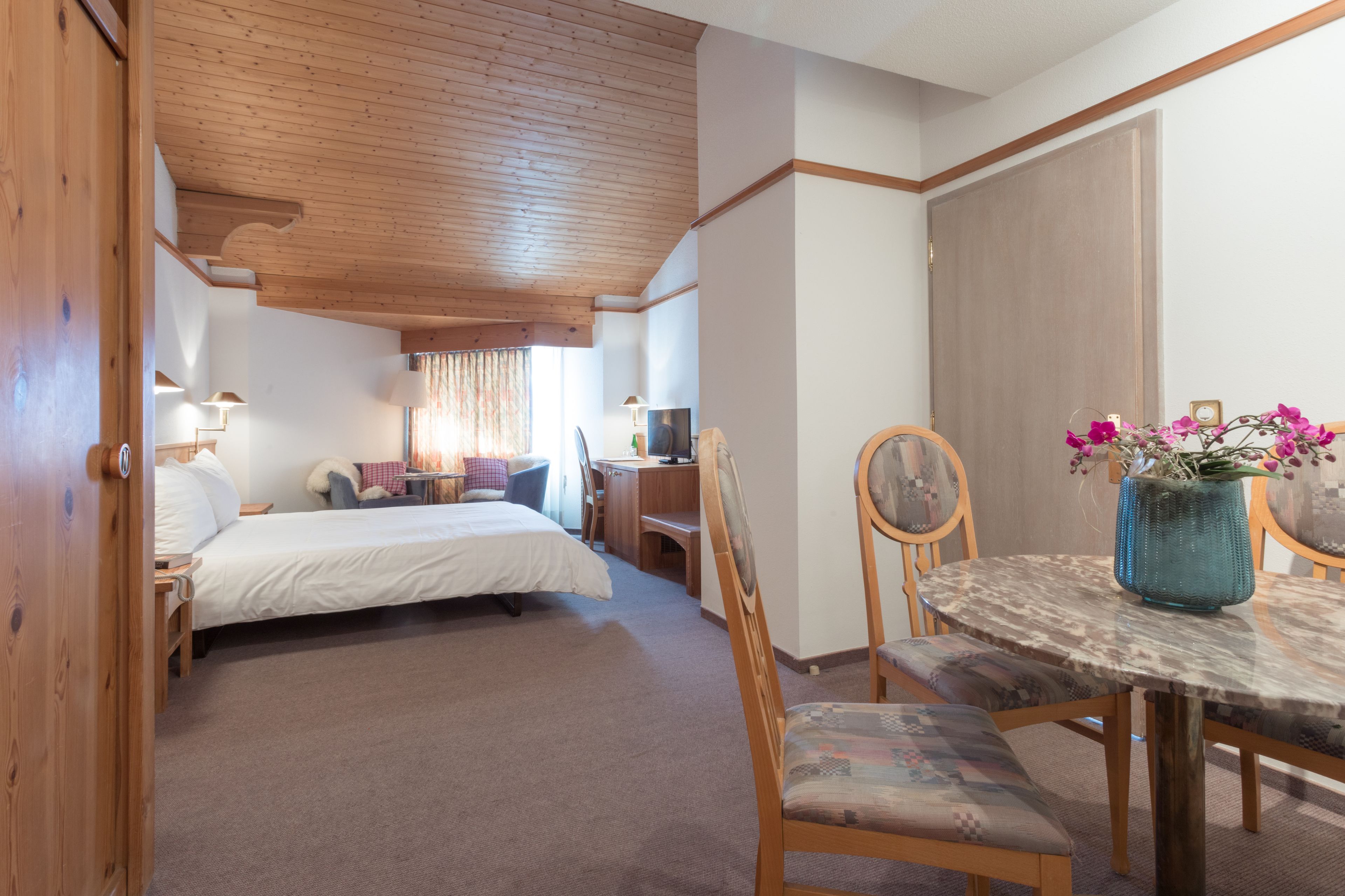 standard double room, non smoking, balcony | in-room safe, desk, bed sheets