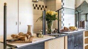 Un plan de travail de cuisine avec du pain, des fleurs et divers aliments.