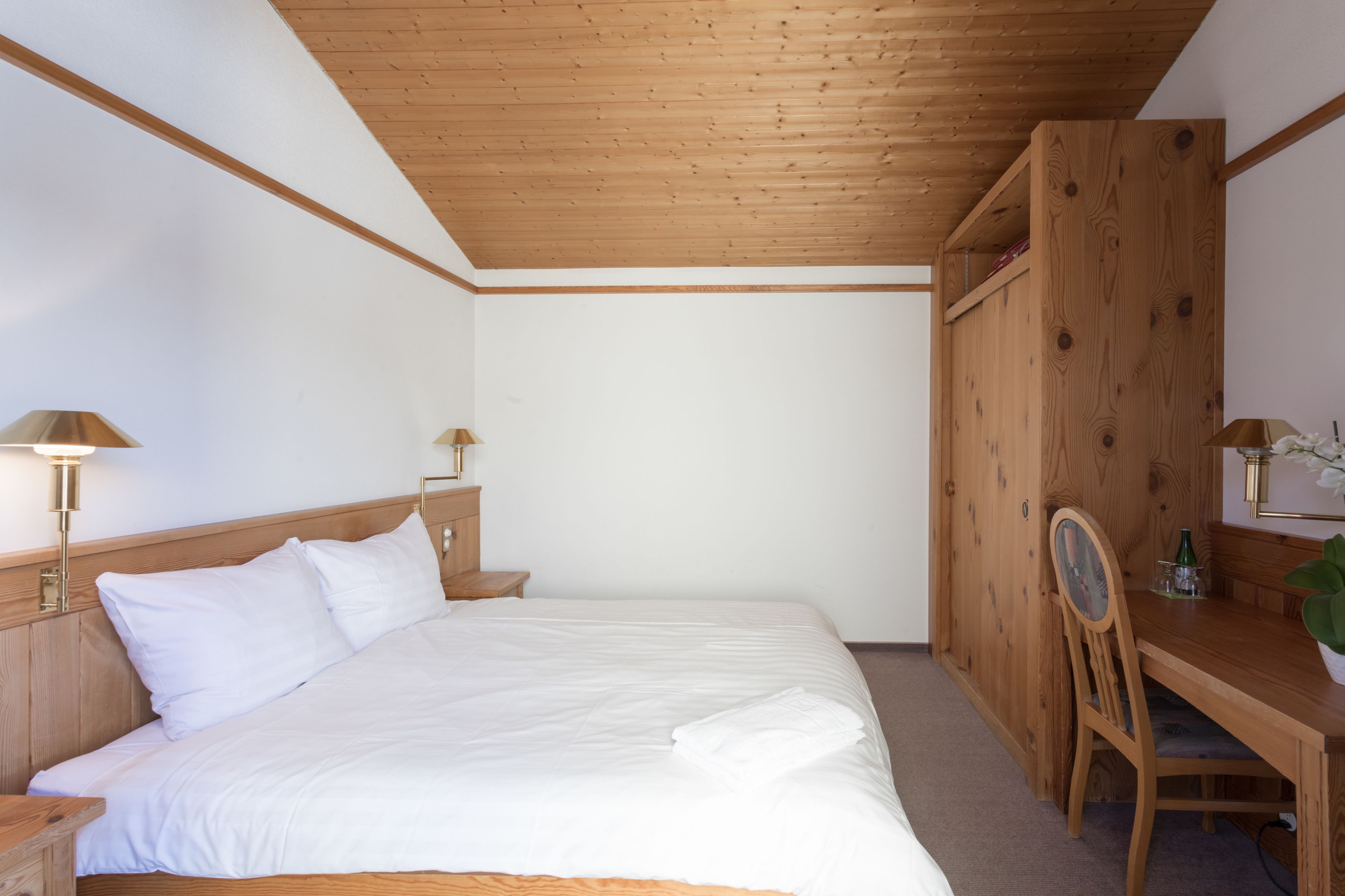 standard double room, non smoking, balcony | in-room safe, desk, bed sheets