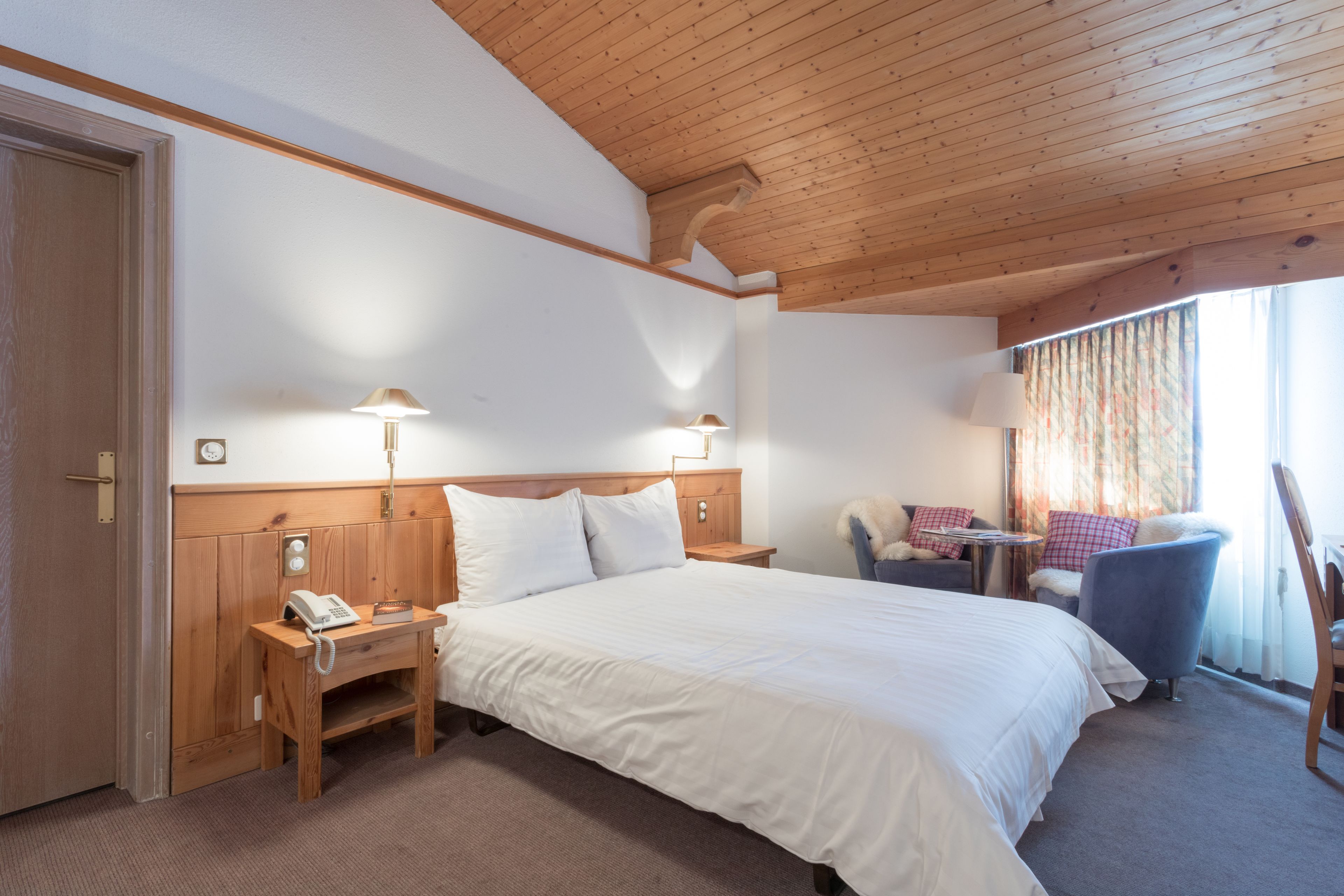 standard double room, non smoking, balcony | in-room safe, desk, bed sheets