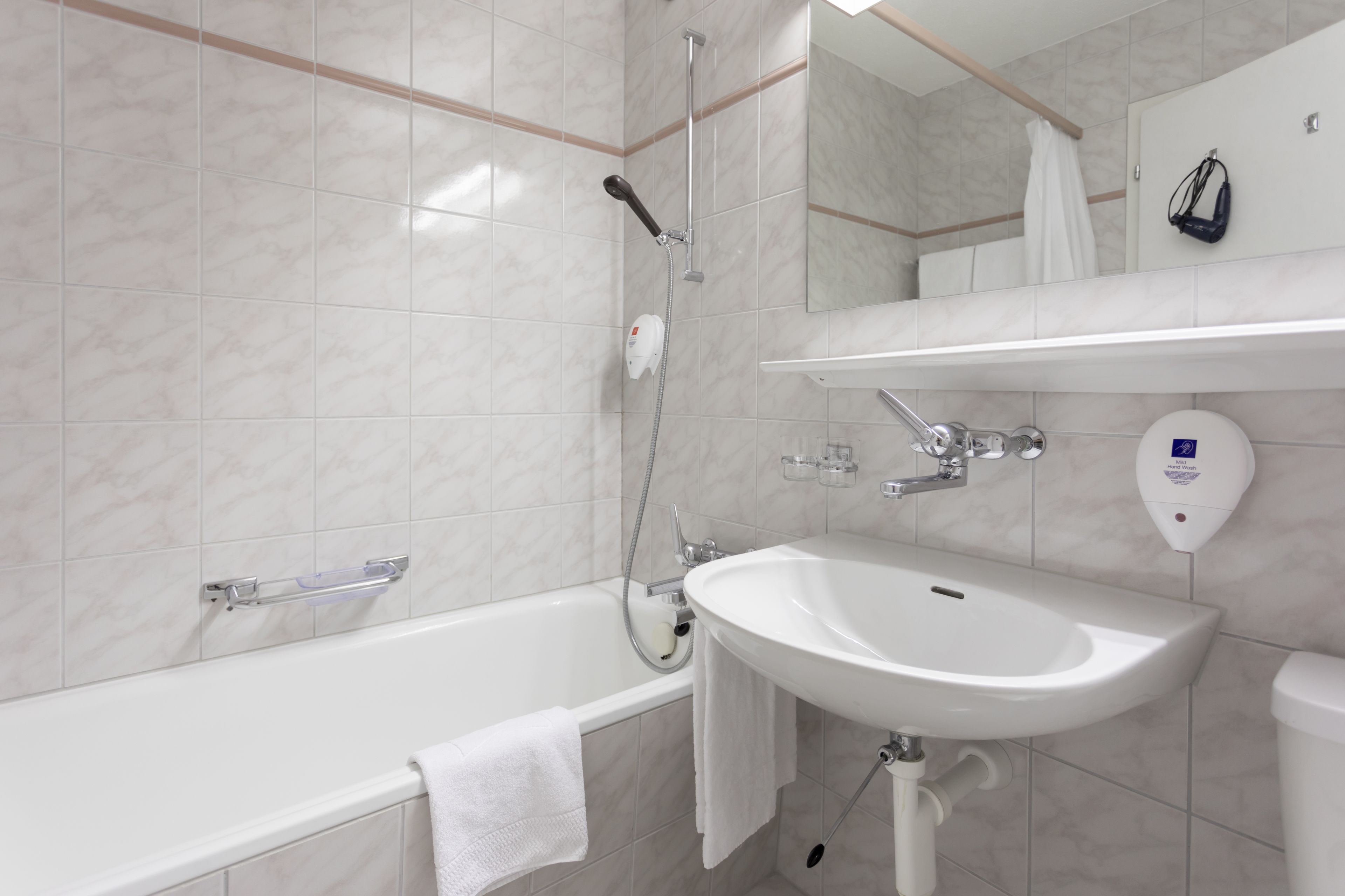 standard double room, non smoking, balcony | bathroom | combined shower/bathtub, towels