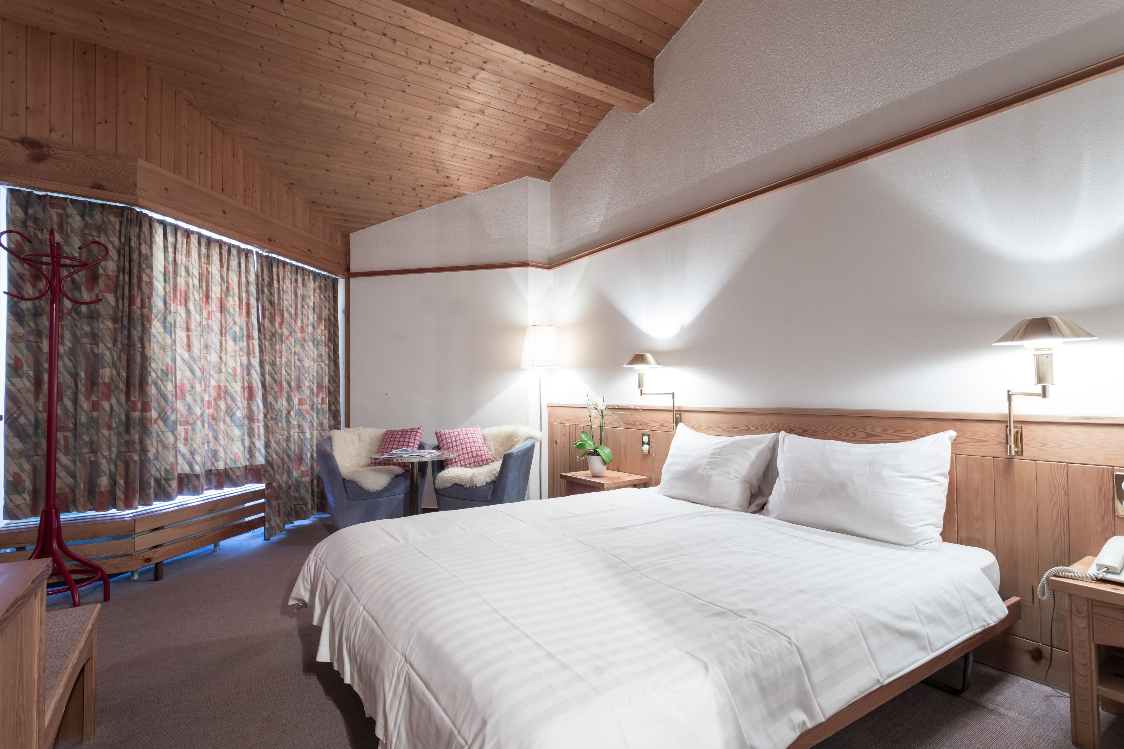 standard double room, non smoking, balcony | in-room safe, desk, bed sheets