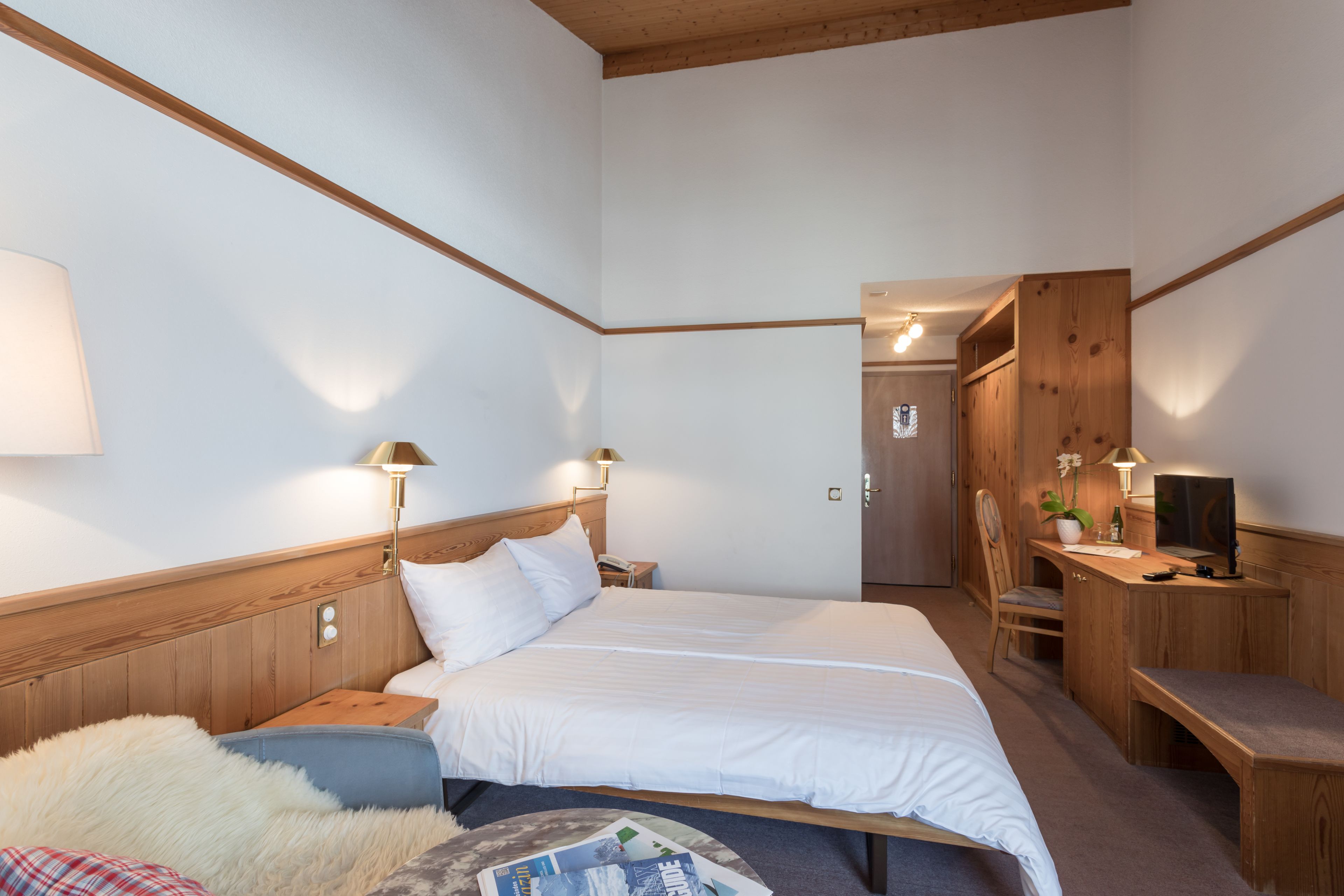 standard double room, non smoking, balcony | in-room safe, desk, bed sheets