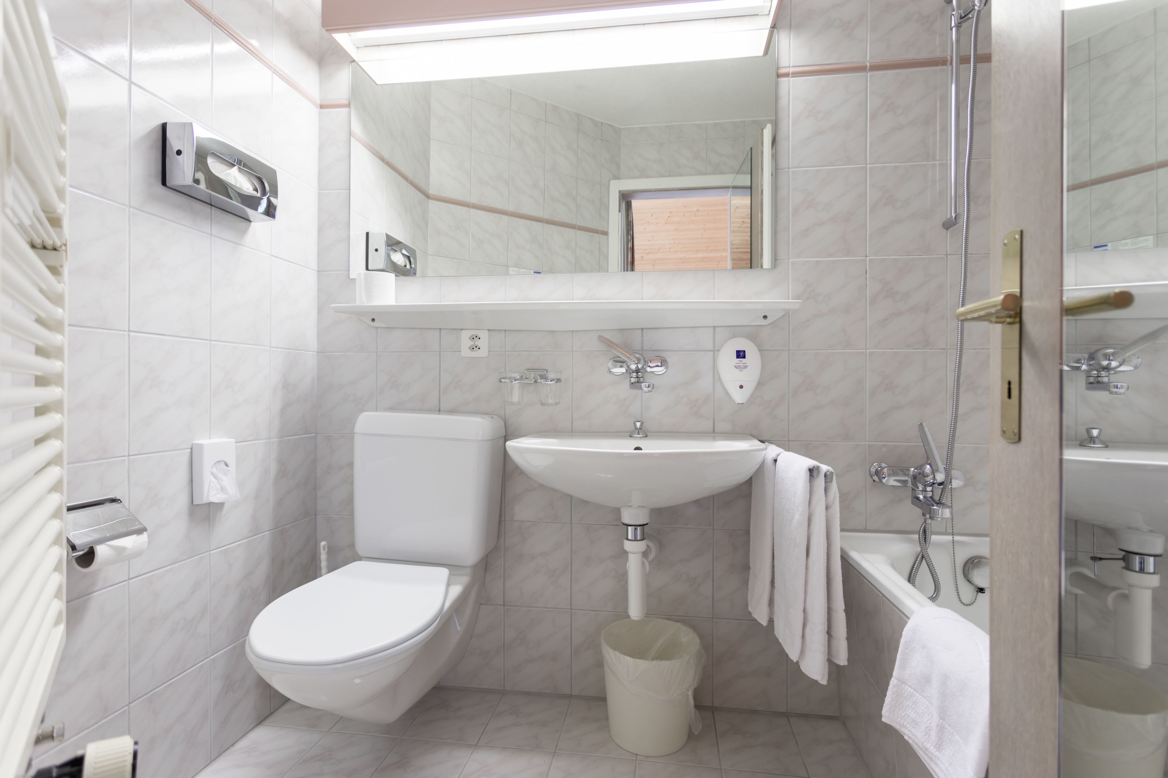 standard double room, non smoking, balcony | bathroom | combined shower/bathtub, towels