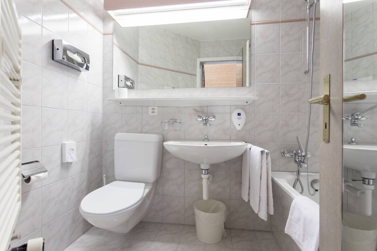 standard double room, non smoking, balcony | bathroom | combined shower/bathtub, towels