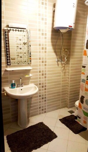 Comfort Apartment, 3 Bedrooms | Bathroom | Shower, free toiletries, towels