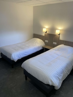 Habitación estándar, 2 camas individuales | Cunas gratuitas, wifi gratis, ropa de cama
