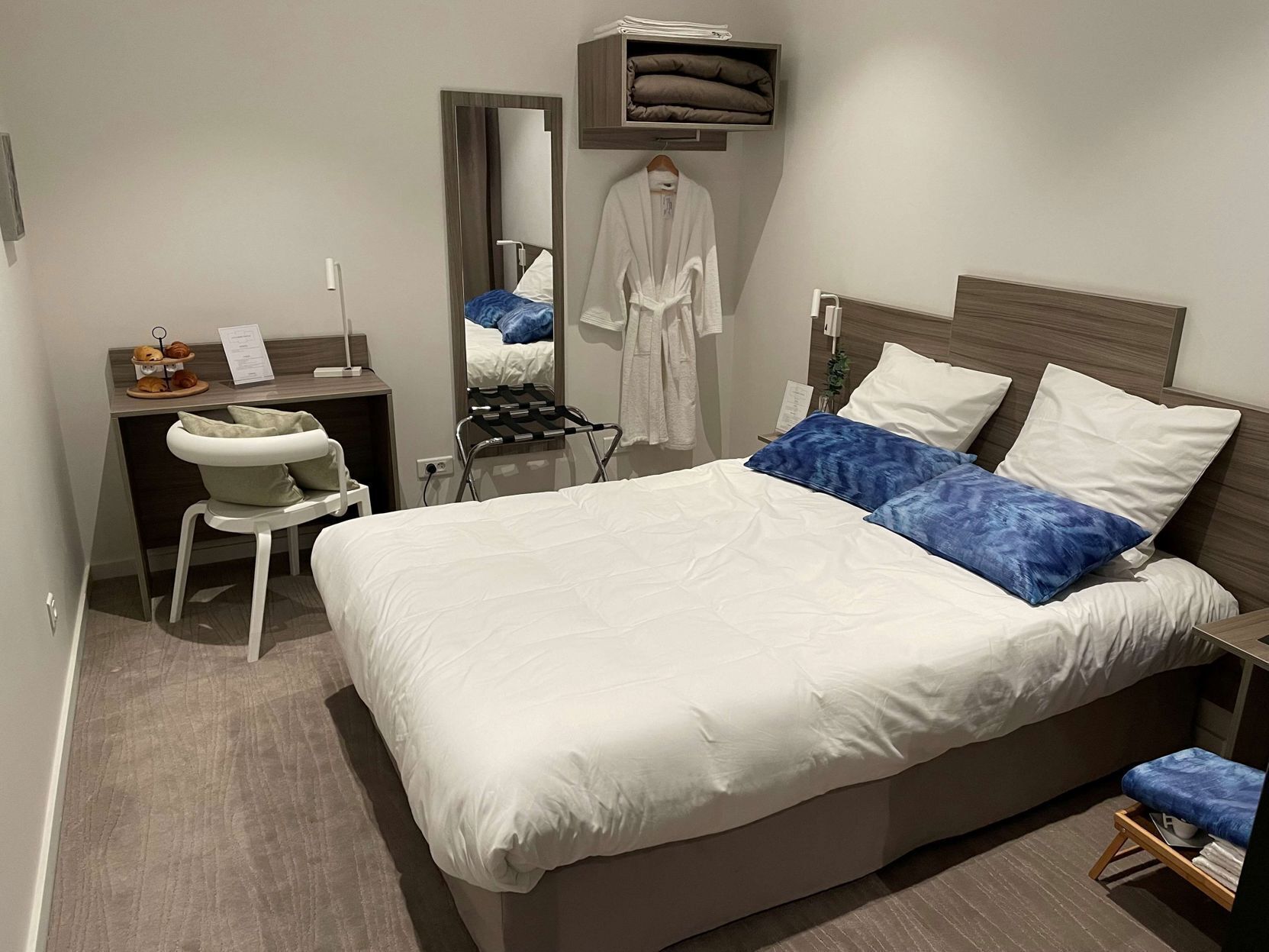 Lit de bébé (gratuit), accès au Wi-Fi (inclus), literie fournie