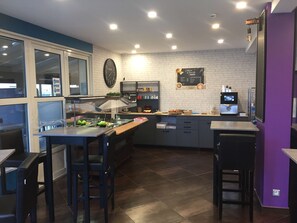 Se ofrece un desayuno bufé todos los días (por un coste adicional)