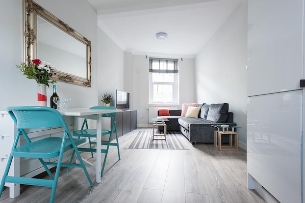 Appartement, 4 slaapkamers | Woonruimte | Een flatscreentelevisie