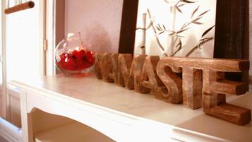 Uma placa de madeira com a palavra 'WASTE' numa estante branca.