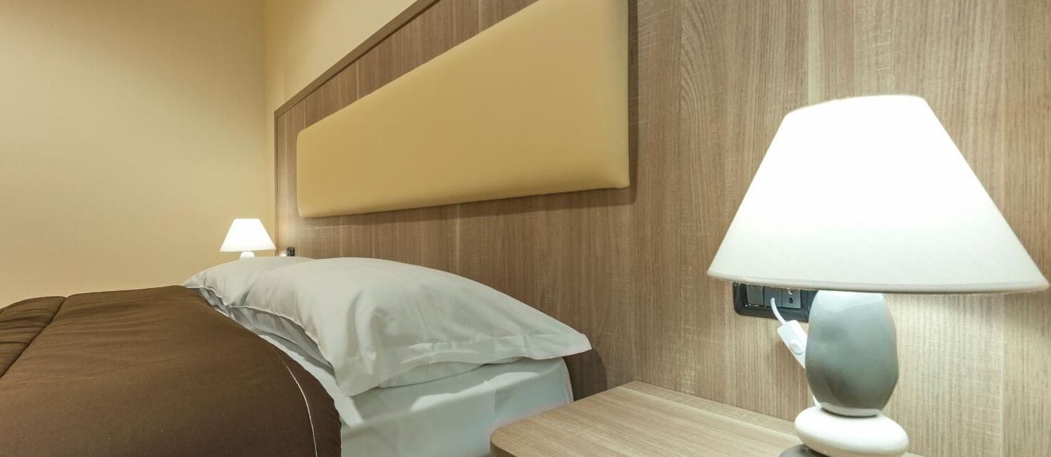 Skrivebord, skrivebord for bærbar PC, strykejern/-brett og barnesenger