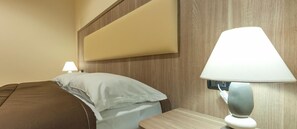 Skrivebord, skrivebord for bærbar PC, strykejern/-brett og barnesenger