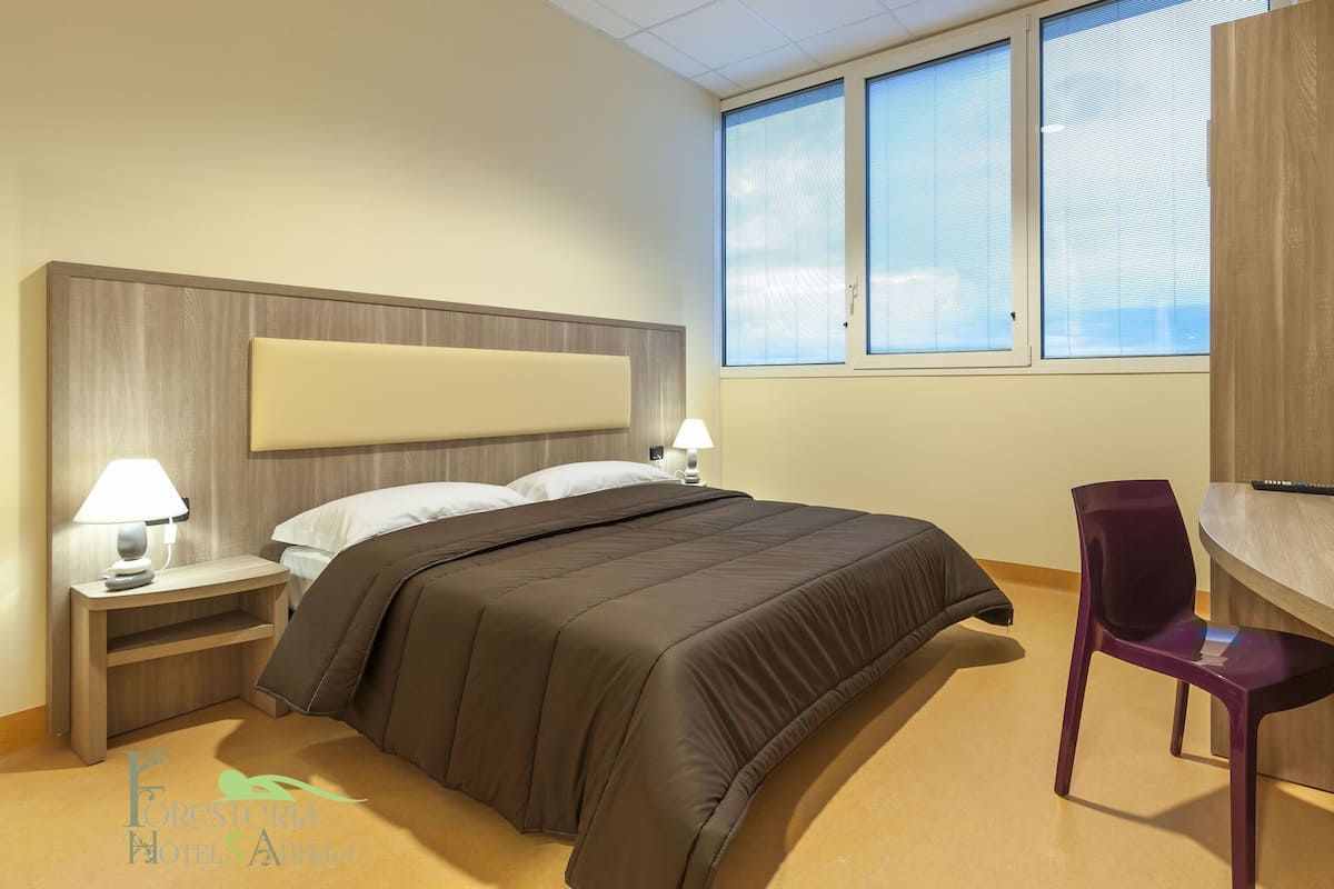 Skrivebord, skrivebord for bærbar PC, strykejern/-brett og barnesenger