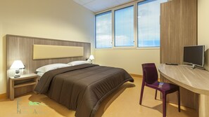 Skrivebord, skrivebord for bærbar PC, strykejern/-brett og barnesenger