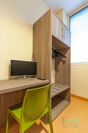 Skrivebord, skrivebord for bærbar PC, strykejern/-brett og barnesenger