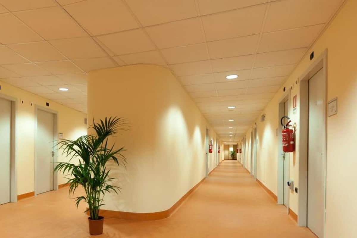 Bureau, espace de travail pour ordinateurs portables
