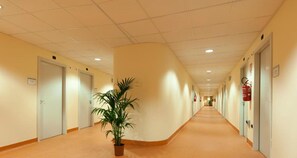 Skrivebord, skrivebord for bærbar PC, strykejern/-brett og barnesenger