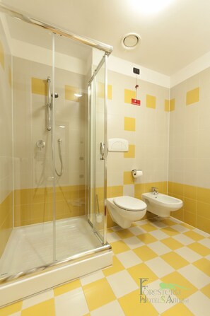 Chuveiro, chuveiro com efeito de chuva, produtos de toalete grátis 