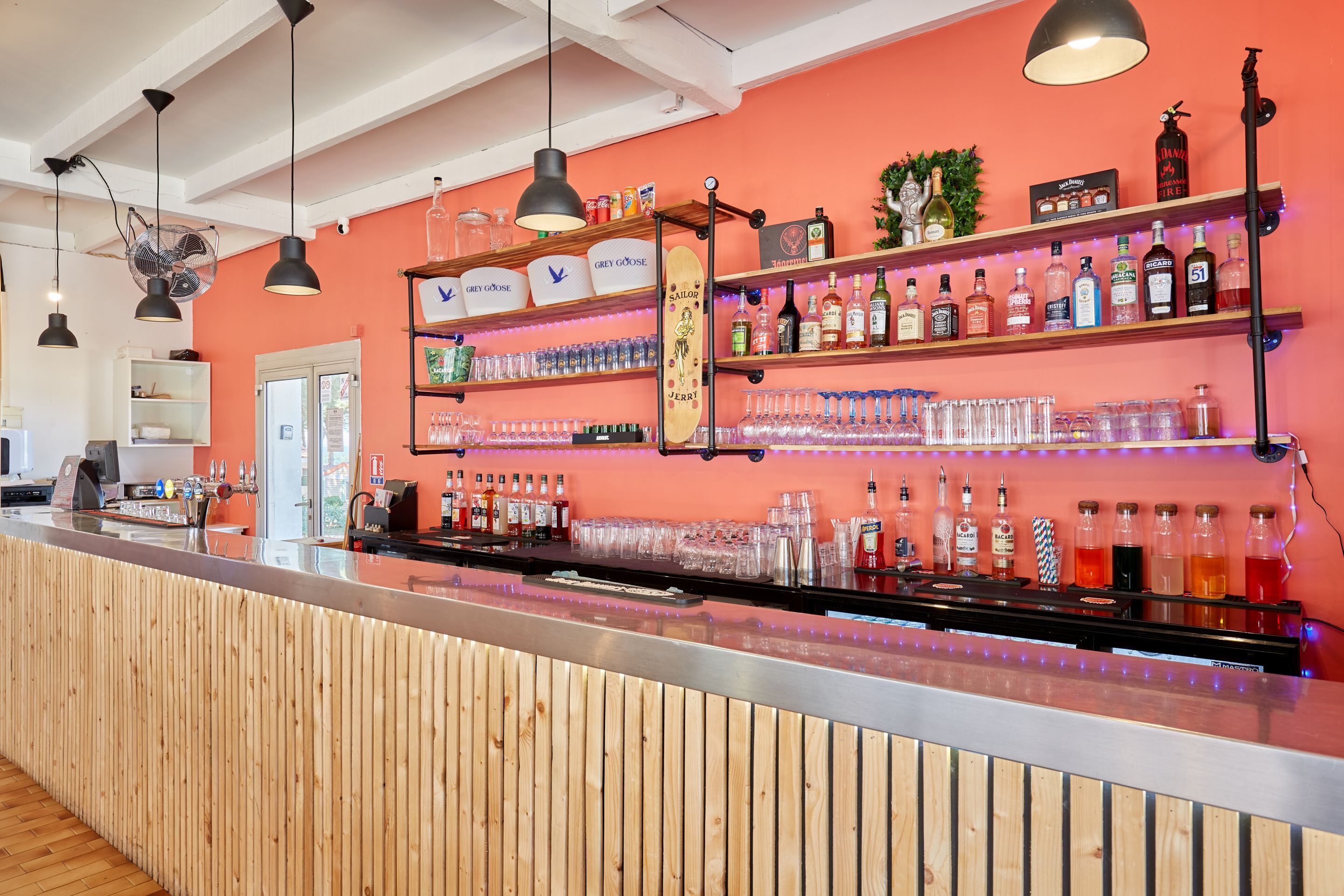 Bar en bord de piscine