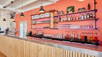 Bar junto a la piscina