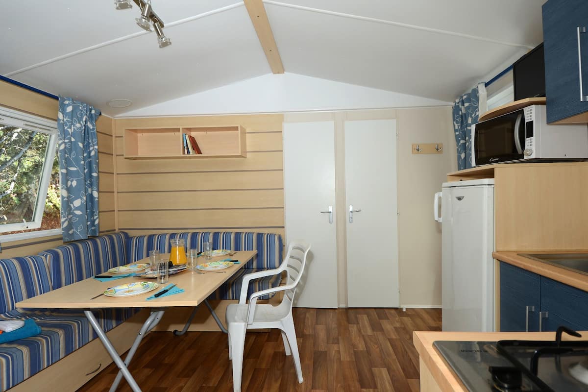 Cribs/infant beds