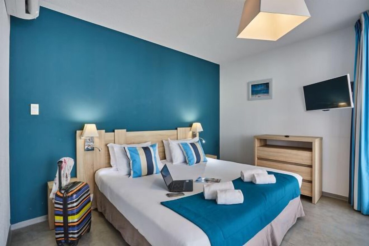 Sistema de insonorización, cunas gratuitas, wifi gratis y ropa de cama